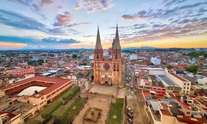 Vista aérea de Arandas, Jalisco, con el templo de San José al atardecer